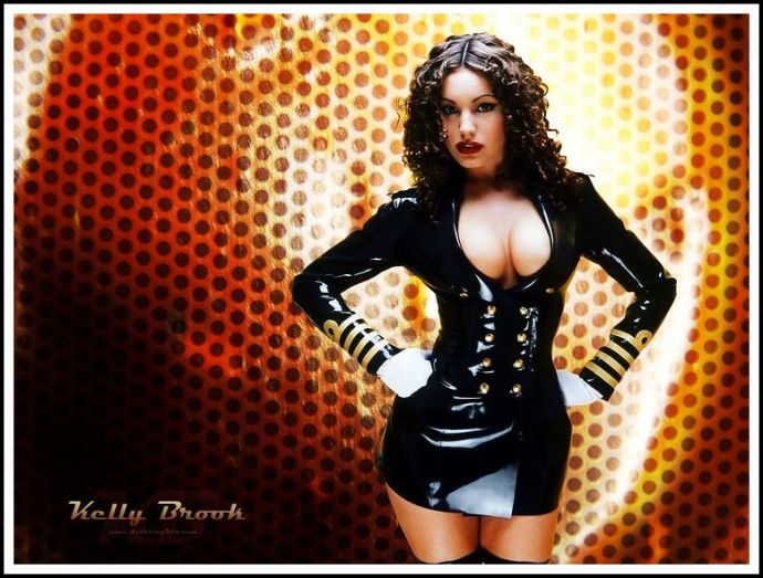 Кожаные наряды стройных леди на каблуках