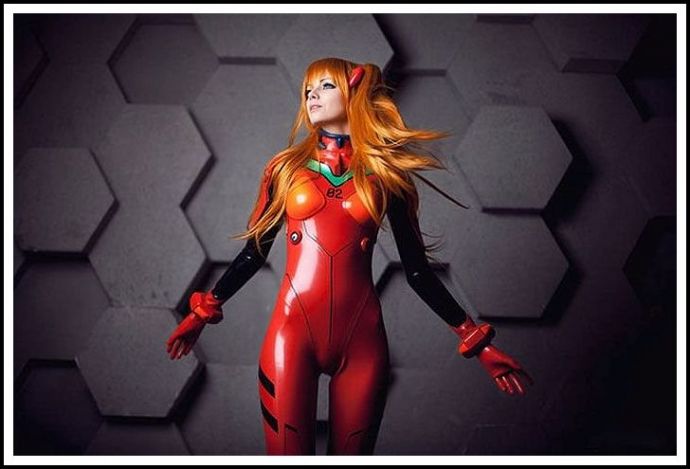 Кожаные наряды стройных леди на каблуках