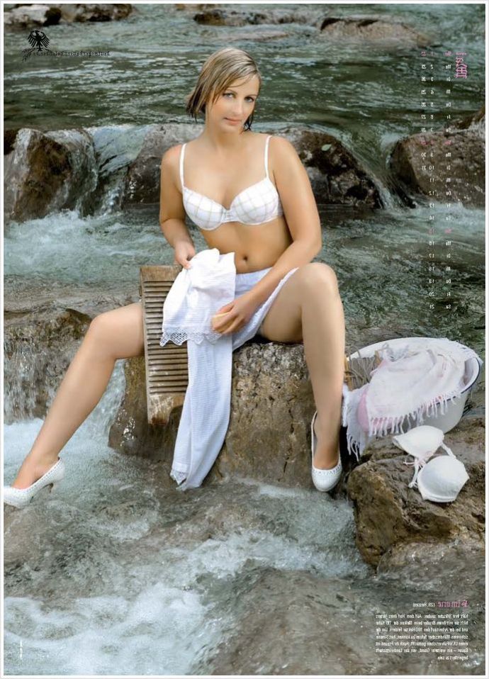 Привлекательные Немки без одежды в общественном месте или в доме