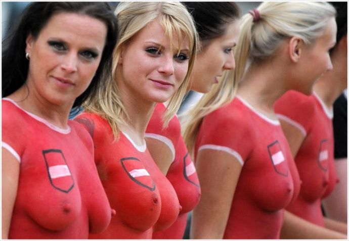 Привлекательные Немки без одежды в общественном месте или в доме