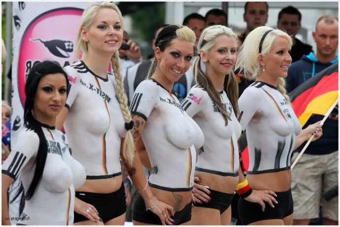 Симпатичные немки в эротике откровенно показывают попки