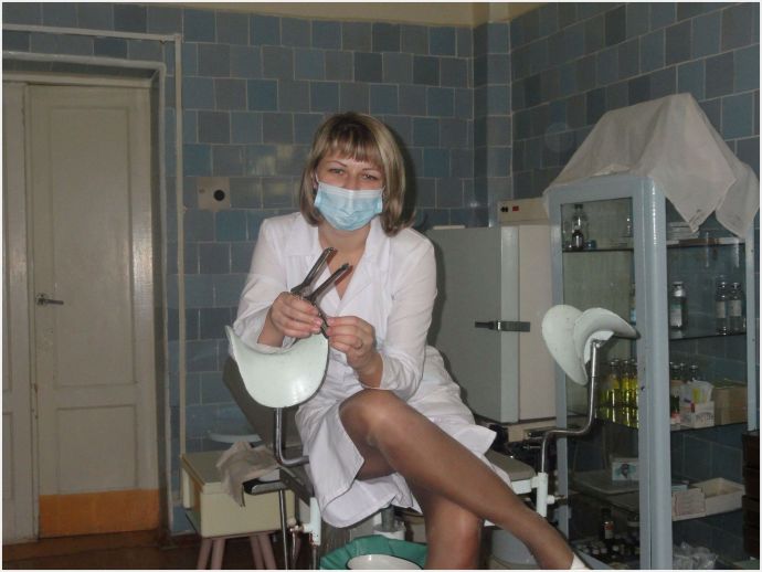 Сексапильные медсестры в униформе показывают упругие задницы