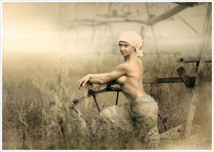 Соблазнительные сельские бабы появились на природе без одежды