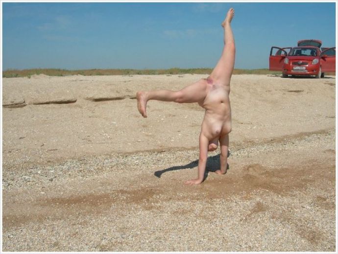 Соблазнительные сельские бабы появились на природе без одежды