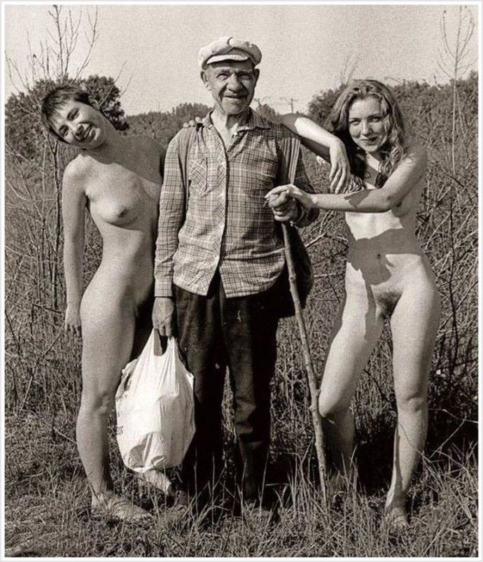 Соблазнительные сельские бабы появились на природе без одежды