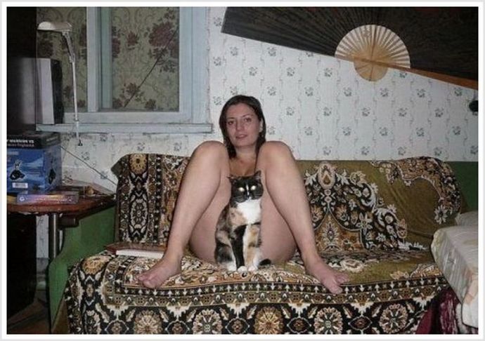 Соблазнительные сельские бабы появились на природе без одежды