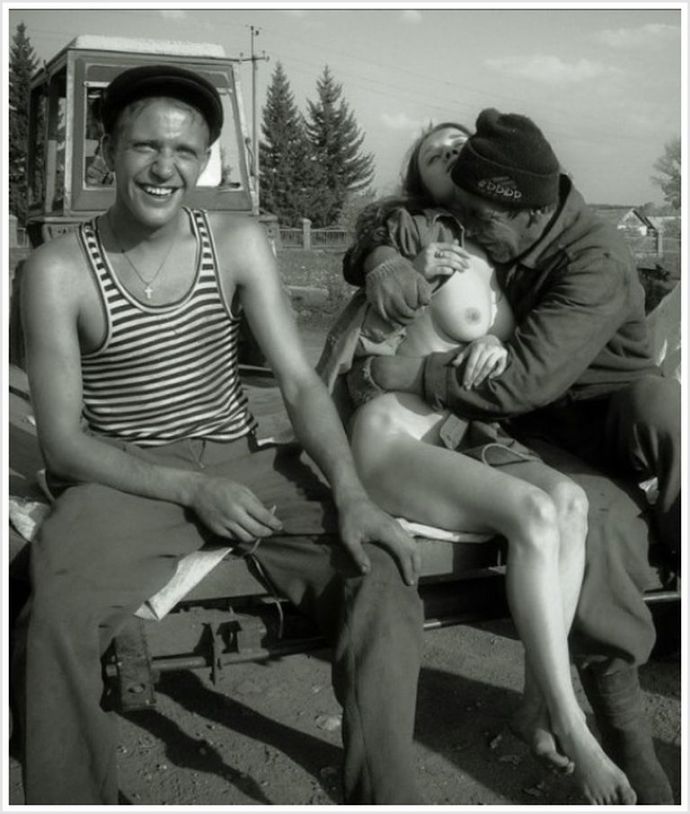 Соблазнительные сельские бабы появились на природе без одежды