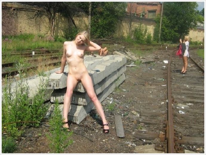 Опытные девицы устроили настоящую эротику в деревне