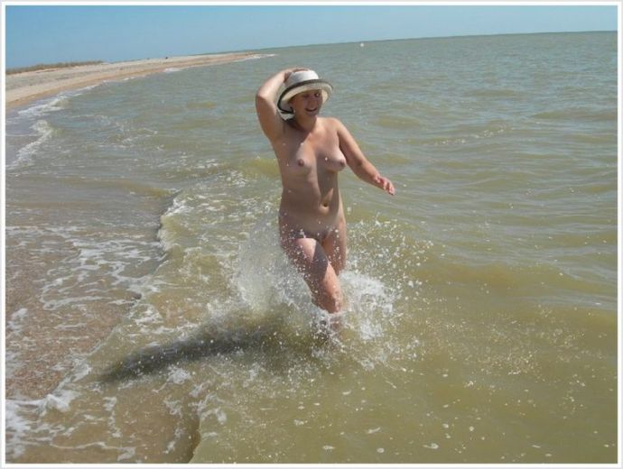 Опытные девицы устроили настоящую эротику в деревне