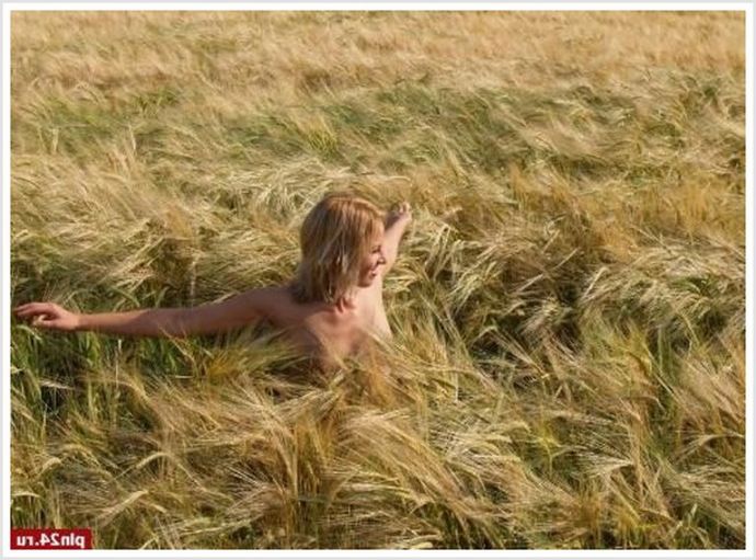 Стройные девицы показывают село и идеальные молодые тела