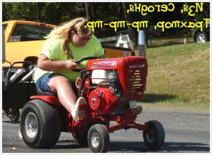 Длинноногие сучки у трактора страстно позируют и мило улыбаются