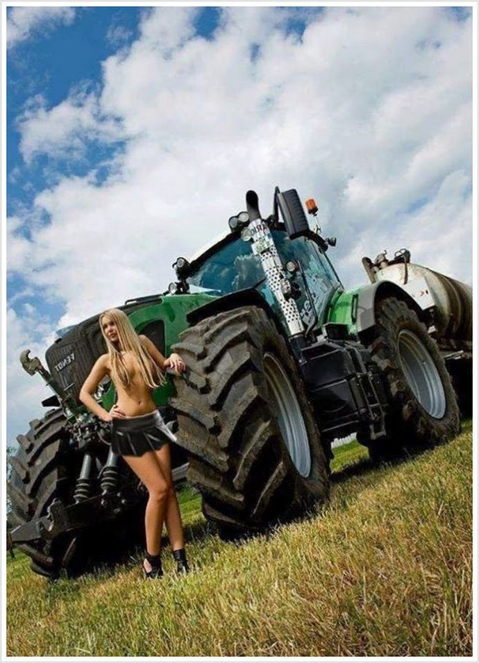 Длинноногие сучки у трактора страстно позируют и мило улыбаются
