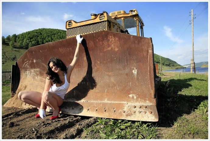 Длинноногие сучки у трактора страстно позируют и мило улыбаются