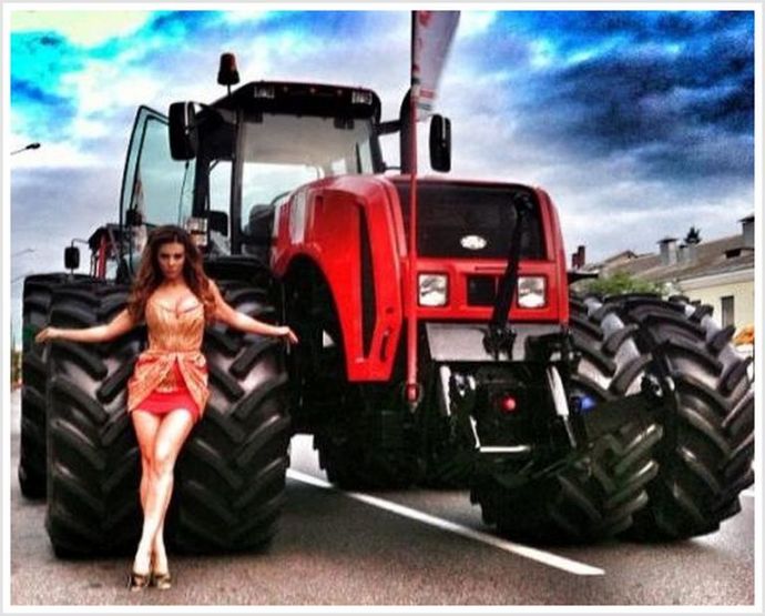 Длинноногие сучки у трактора страстно позируют и мило улыбаются