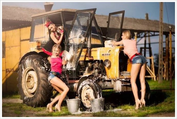 Длинноногие сучки у трактора страстно позируют и мило улыбаются