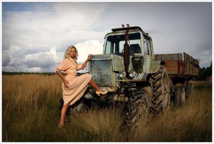 Длинноногие сучки у трактора страстно позируют и мило улыбаются