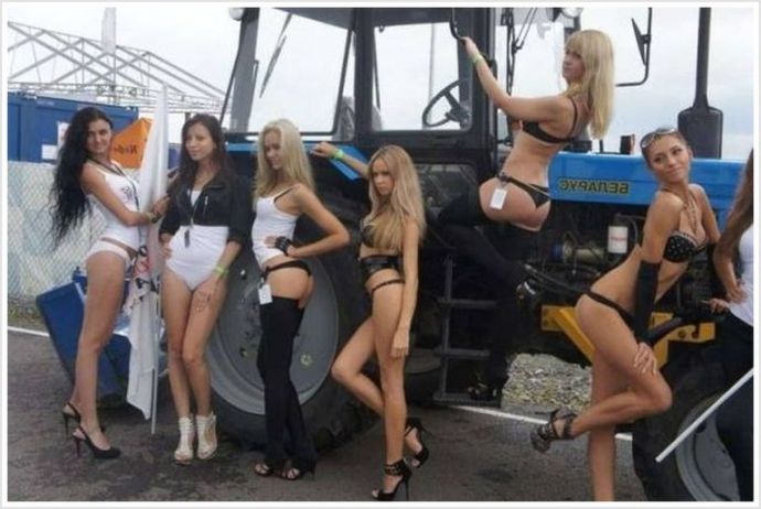 Длинноногие сучки у трактора страстно позируют и мило улыбаются