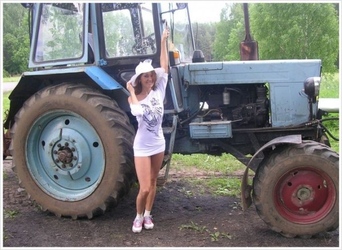 Длинноногие сучки у трактора страстно позируют и мило улыбаются