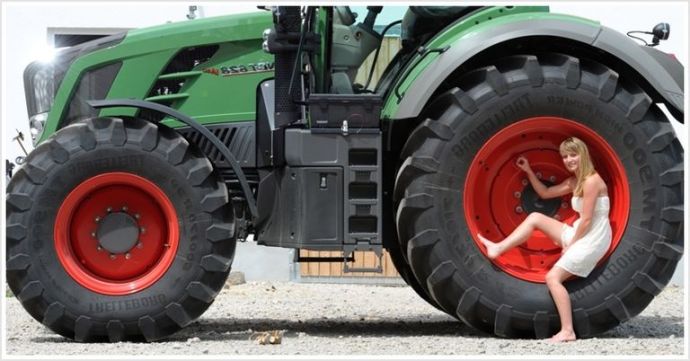 Симпатичные девицы в колхозе сексуально крутят попками