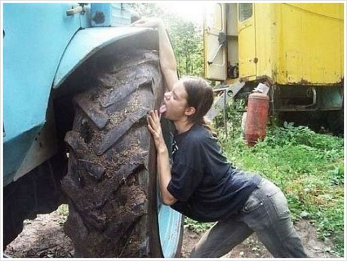 Симпатичные девицы в колхозе сексуально крутят попками