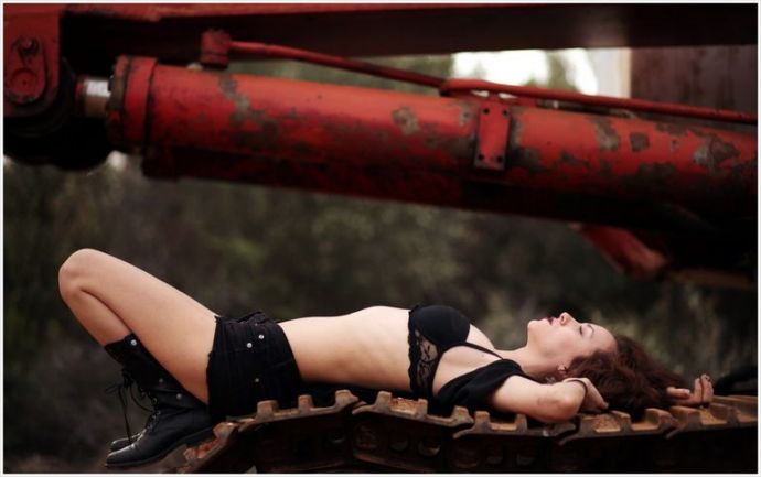 Симпатичные девицы в колхозе сексуально крутят попками