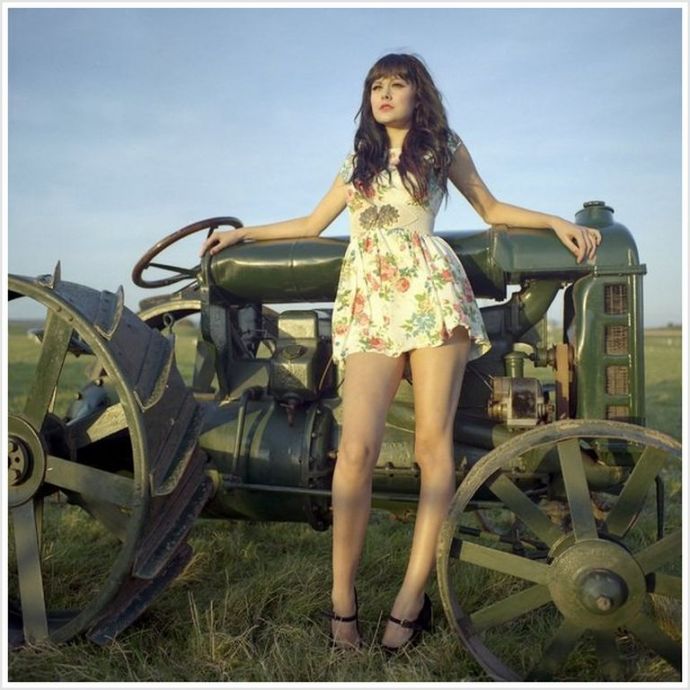 Симпатичные девицы в колхозе сексуально крутят попками