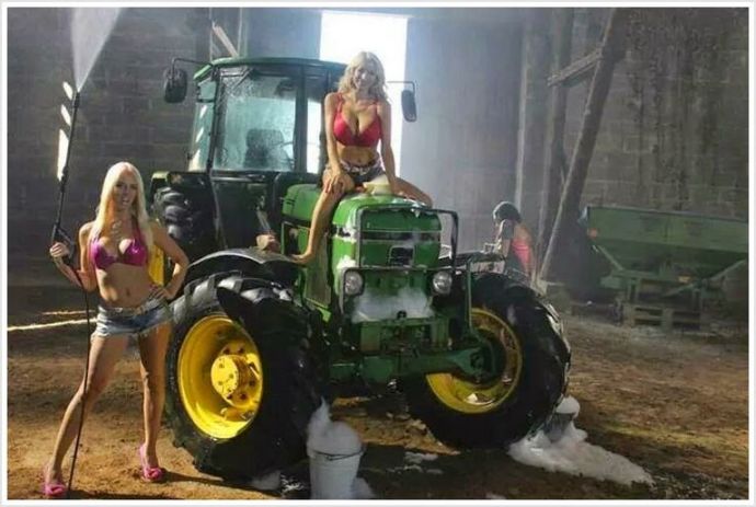 Симпатичные девицы в колхозе сексуально крутят попками