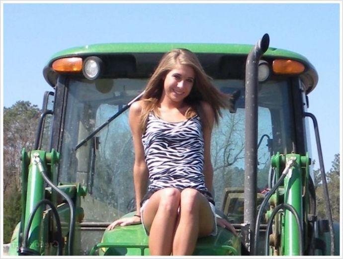 Симпатичные девицы в колхозе сексуально крутят попками