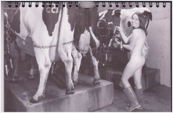 Милые доярки с аппетитными дойками страстно танцуют на природе