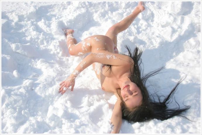 Голые девушки любят снег и позировать на природе