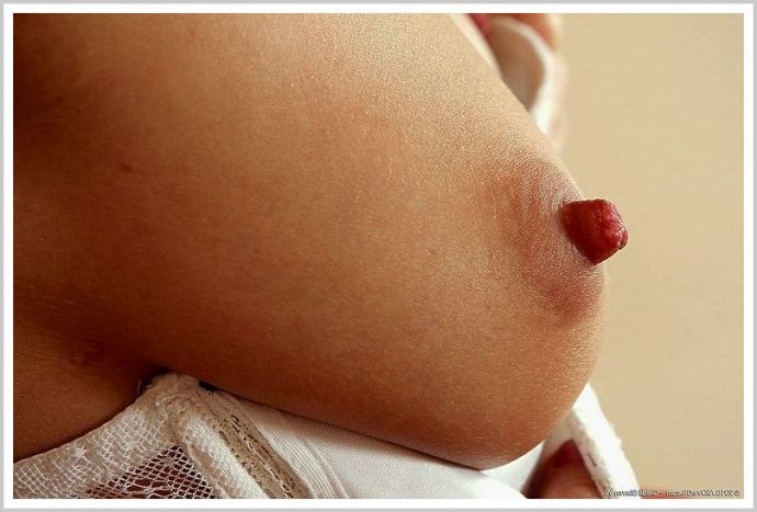 Твёрдые соски возбуждённых баба видны крупным планом