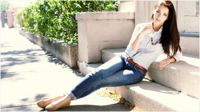 Сексуальные девки в джинсах умело крутят попками