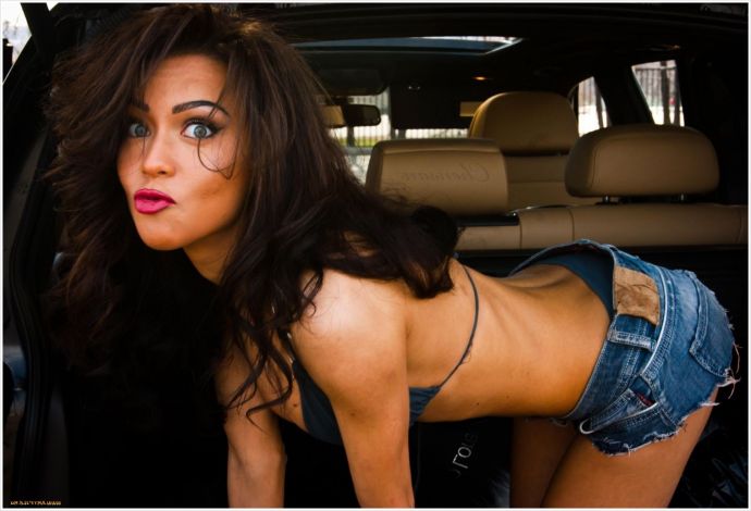 Сексуальные девки в джинсах умело крутят попками