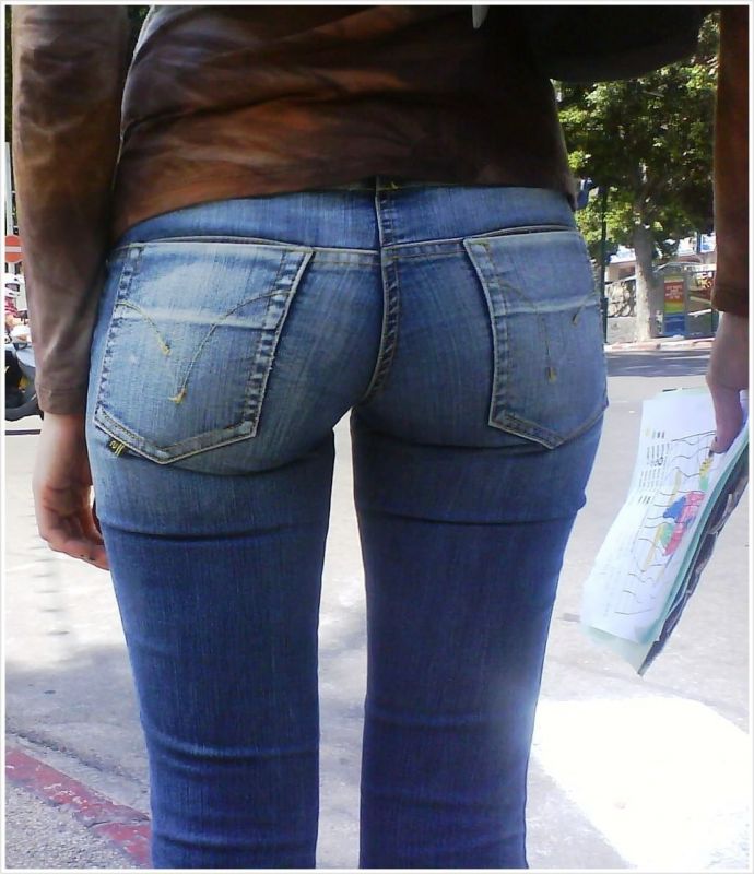 Сексуальные девки в джинсах умело крутят попками