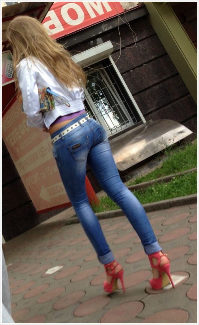 Сексуальные девки в джинсах умело крутят попками