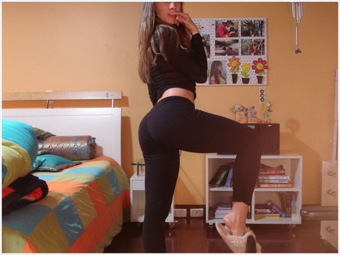 Сексуальные девки в джинсах умело крутят попками