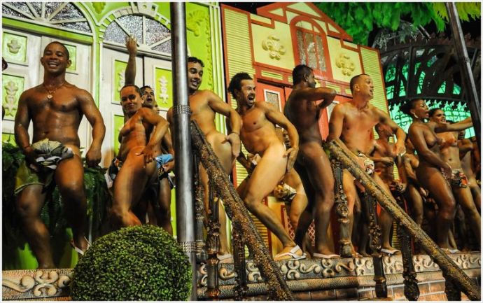 Бразильянки на солнце эротично трясут большими буферами