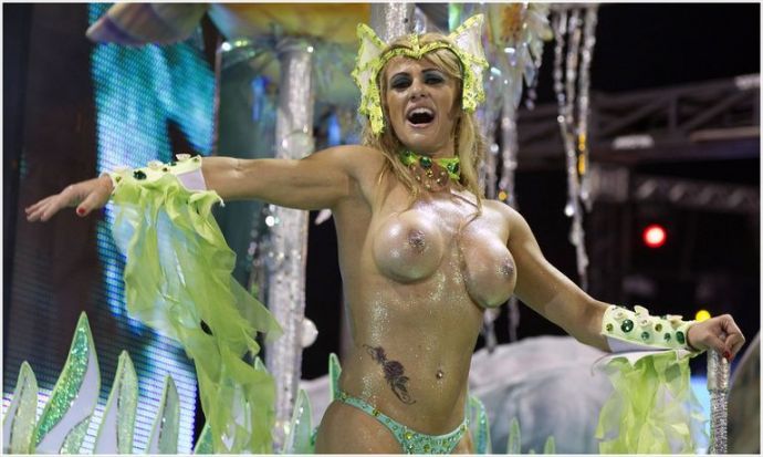 Бразильянки на солнце эротично трясут большими буферами