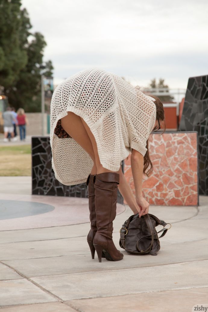 Дама в сапогах и в юбке привлекает внимание