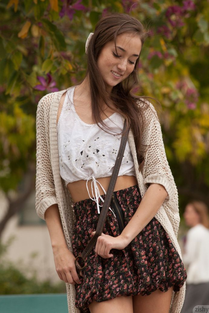 Дама в сапогах и в юбке привлекает внимание