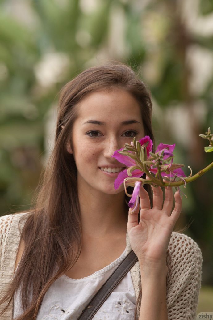 Дама в сапогах и в юбке привлекает внимание