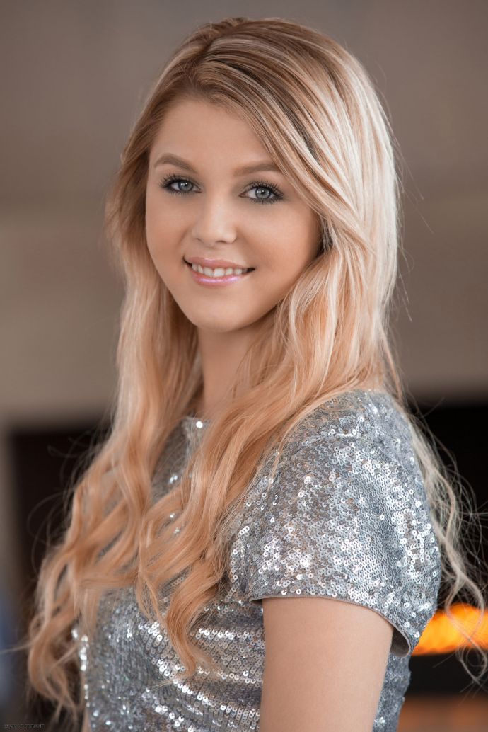 Девушка мастурбирует в кресле