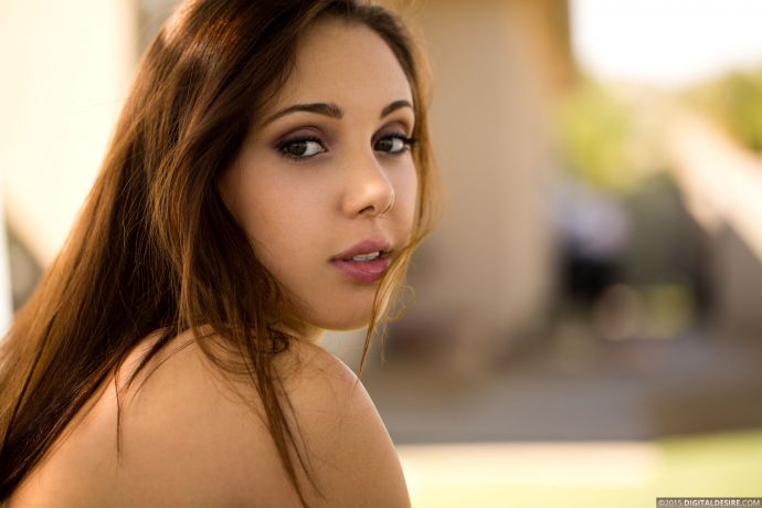 Jenna Sativa в коротких шортиках на улице