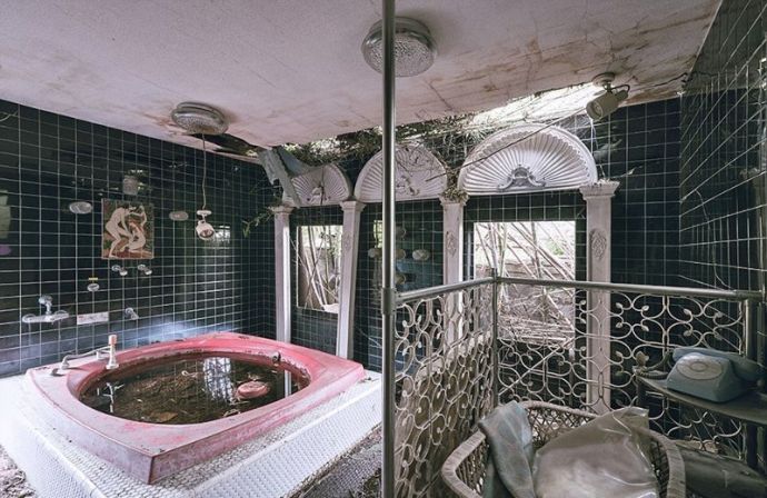 Экскурсия по заброшенному японскому секс-притону