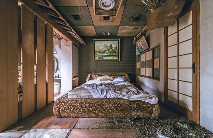 Экскурсия по заброшенному японскому секс-притону