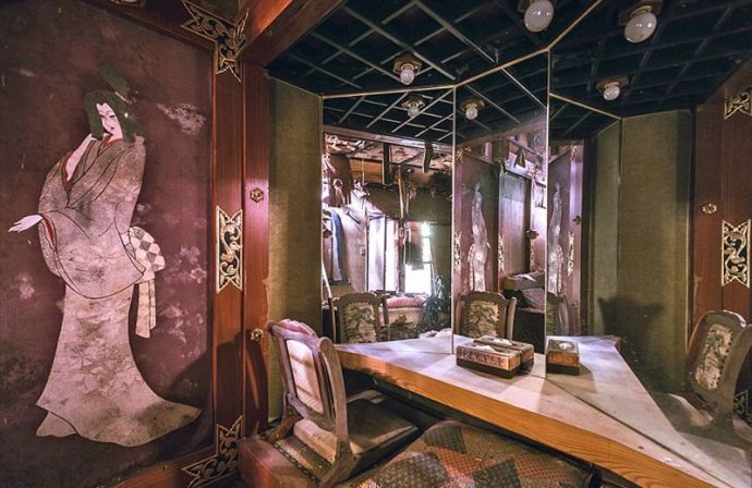 Экскурсия по заброшенному японскому секс-притону