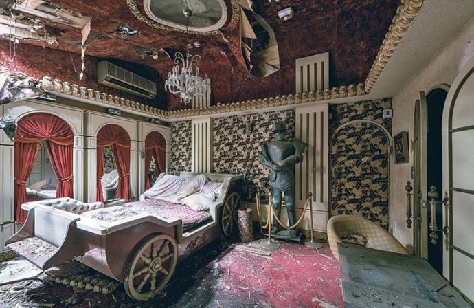 Экскурсия по заброшенному японскому секс-притону