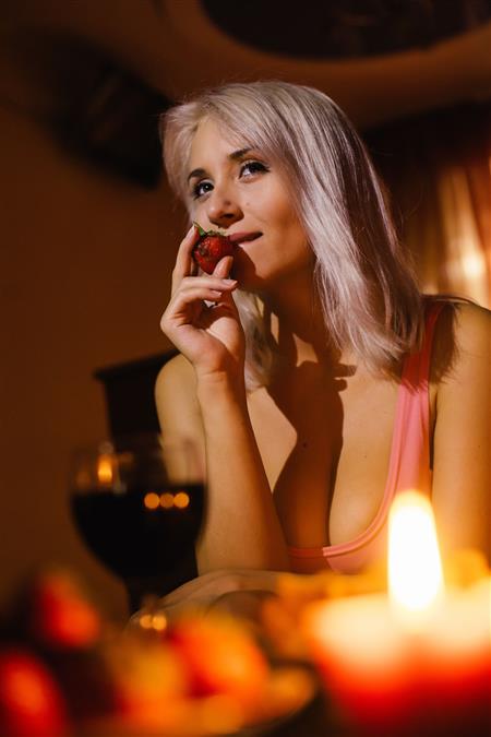 Зрелая женщина балуется клубничкой