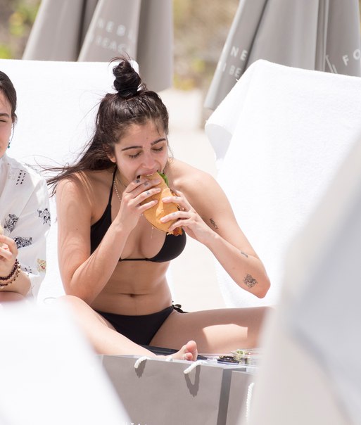 Lourdes Leon на пляже в Майами