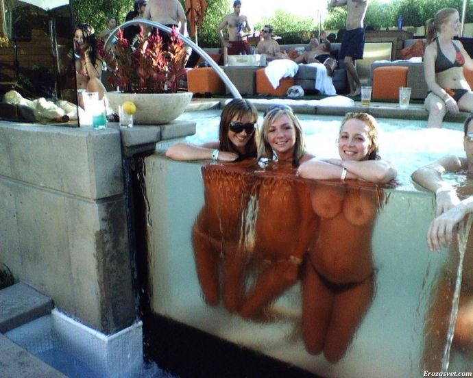 Приколы об эротики. Голые попутчицы на дороге.